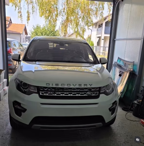 Bijeli Land Rover Discovery Sport nakon radova na staklu