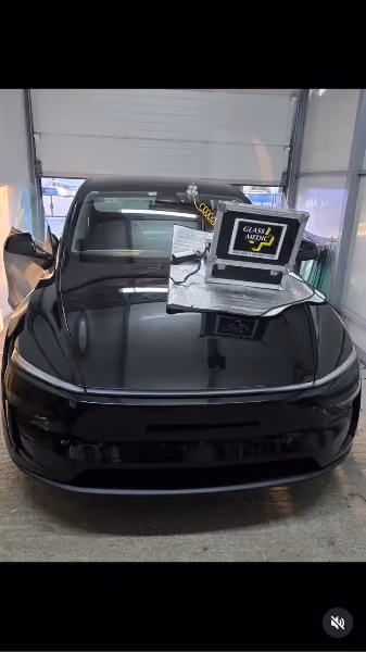 Tesla Model Y, crna – servis auto-stakla u BN Glass radionici