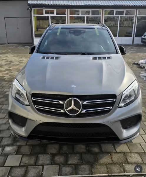 Srebrni Mercedes-Benz GLE ispred radionice BNGlass