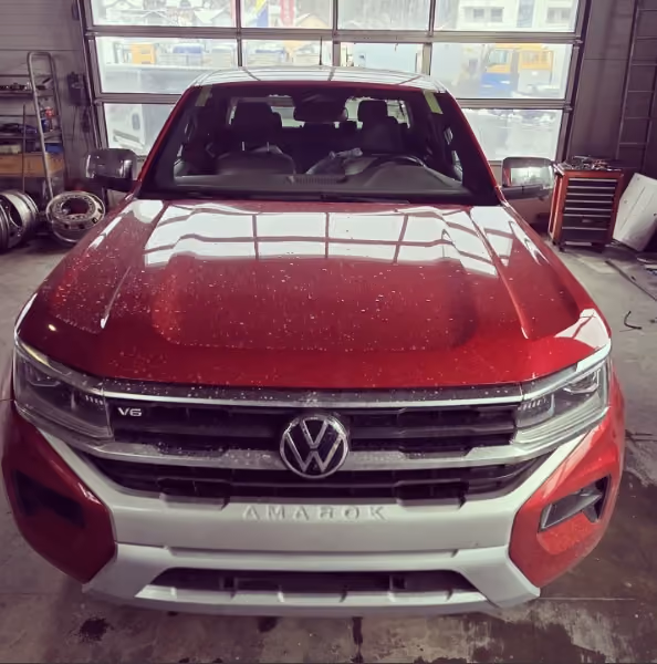 Volkswagen Amarok, crveni – servis auto-stakla u BN Glass radionici