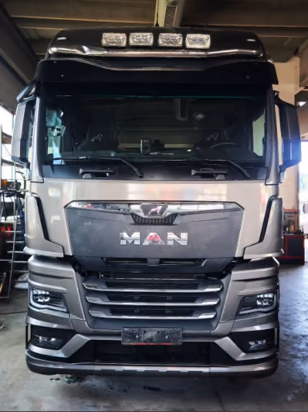 Kamion MAN, sivi – servis auto-stakla u BN Glass radionici