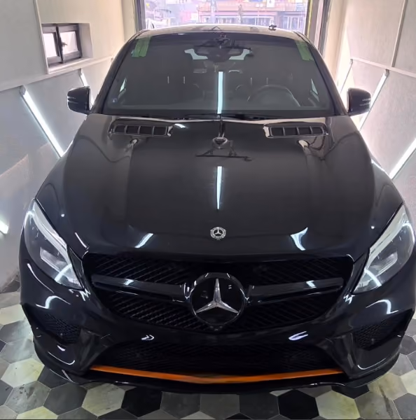 Crni Mercedes-Benz GLE Coupé u radionici BNGlass