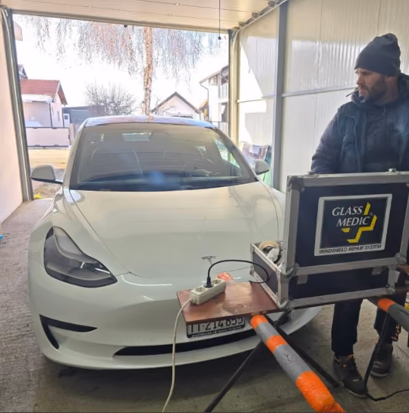 Tesla Model 3, bijela – servis auto-stakla u BN Glass radionici