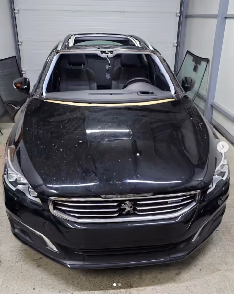 Peugeot 508, crni – servis auto-stakla u BN Glass radionici