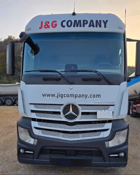 Kamion Mercedes Actros, bijeli – servis auto-stakla u BN Glass radionici
