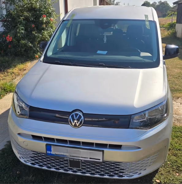 Volkswagen Caddy, srebrni – servis auto-stakla u BN Glass radionici