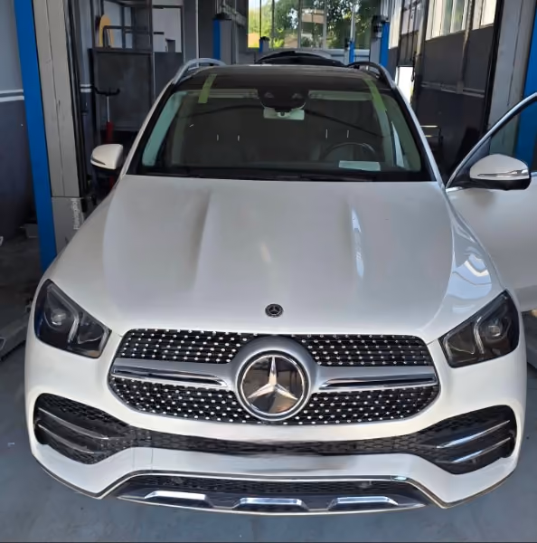 Mercedes GLE, bijeli – servis auto-stakla u BN Glass radionici