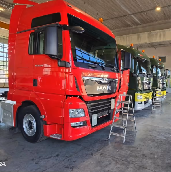 Kamioni MAN, crveni i zeleni – servis auto-stakla u BN Glass radionici