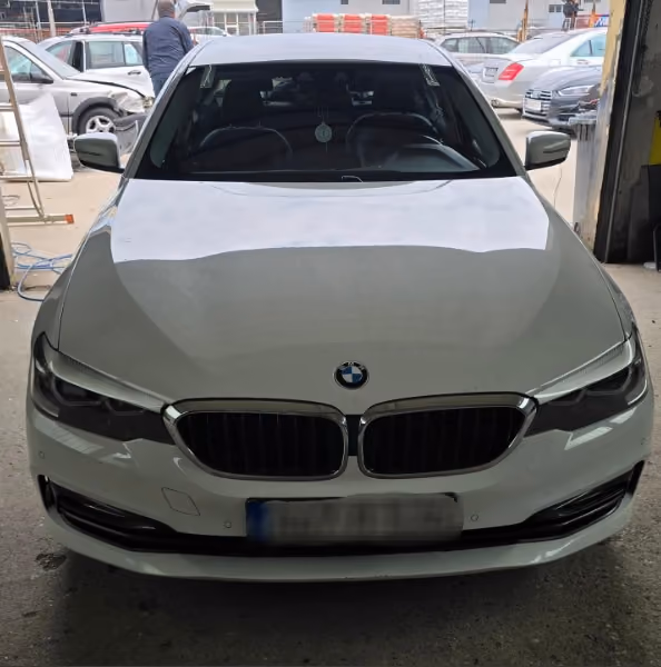 BMW serija 5, bijeli – servis auto-stakla u BN Glass radionici