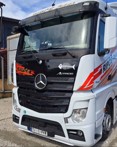 Kamion Mercedes Actros, bijeli – servis auto-stakla u BN Glass radionici