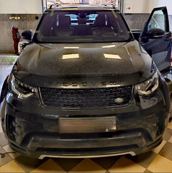 Land Rover Discovery, crni – servis auto-stakla u BN Glass radionici