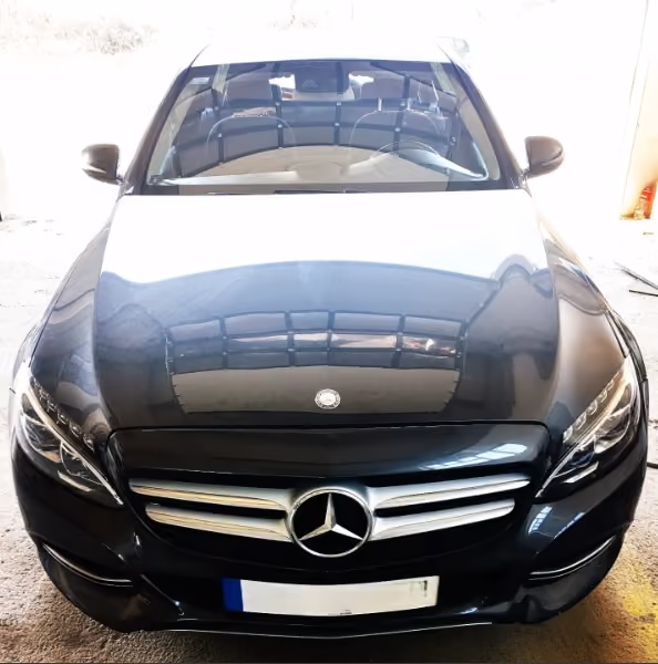 Mercedes C klasa, crni – servis auto-stakla u BN Glass radionici