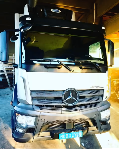 Kamion Mercedes Actros, bijeli – servis auto-stakla u BN Glass radionici