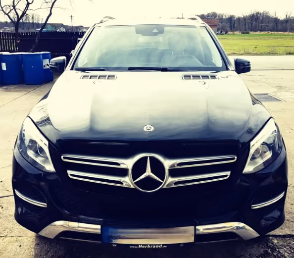 Mercedes GLE, crni – servis auto-stakla u BN Glass radionici