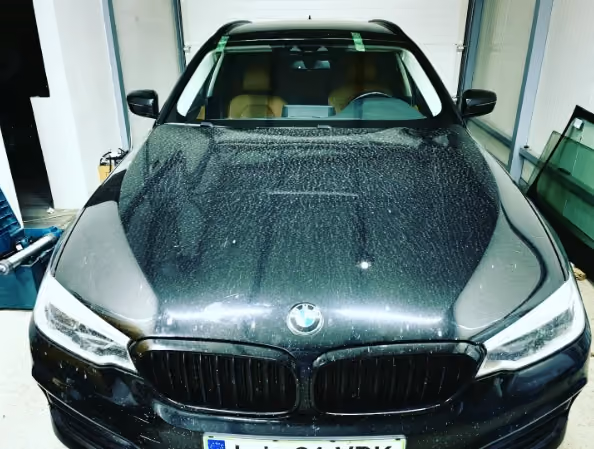 BMW serija 5 karavan, crni – servis auto-stakla u BN Glass radionici