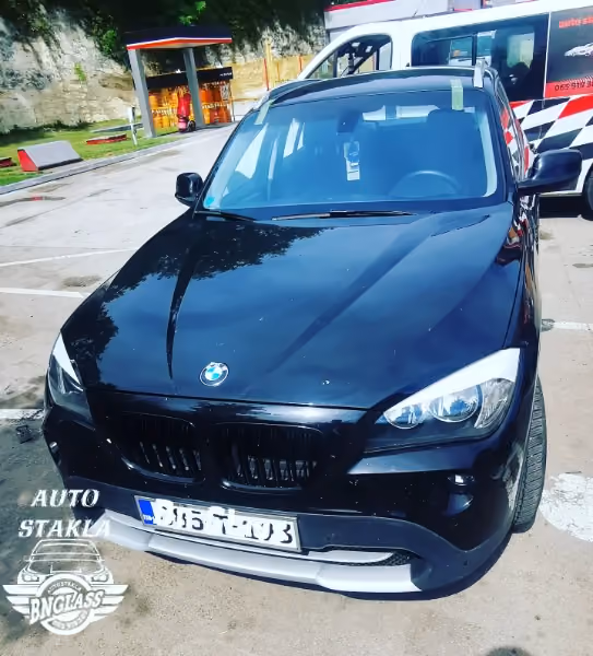 BMW X1, crni – servis auto-stakla u BN Glass radionici