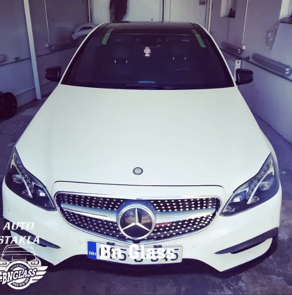 Mercedes E klasa, bijeli – servis auto-stakla u BN Glass radionici