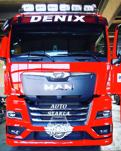 Kamion MAN, crveni – servis auto-stakla u BN Glass radionici