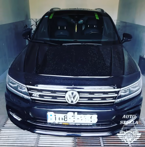 Volkswagen Tiguan, crni – servis auto-stakla u BN Glass radionici