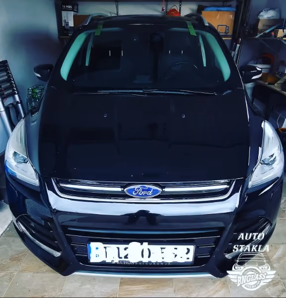 Ford Kuga, crni – servis auto-stakla u BN Glass radionici