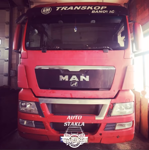 Kamion MAN, crveni – servis auto-stakla u BN Glass radionici