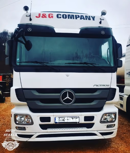Kamion Mercedes Actros, bijeli – servis auto-stakla u BN Glass radionici
