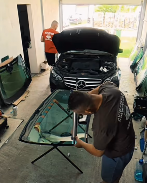 Serviseri BNGlassa ugrađuju vjetrobransko staklo na Mercedes-Benz u radionici